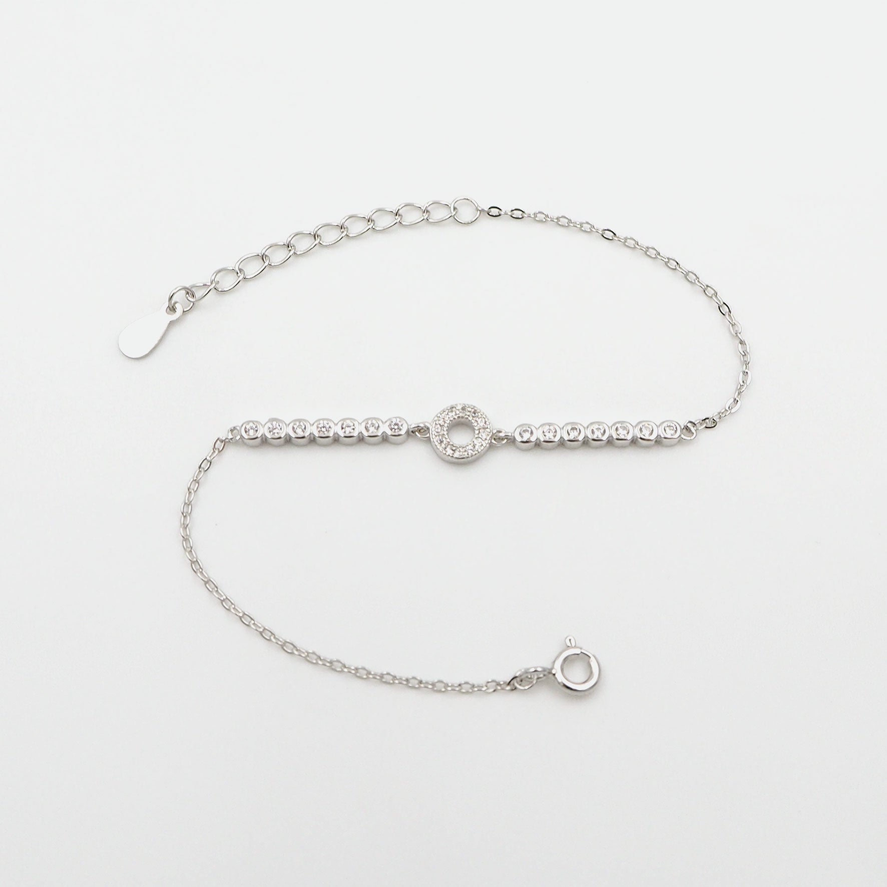 Silber Armbaender fuer Damen jetzt kaufen in unserem Onlineshop oder vor Ort in unserer Filiale in Basel